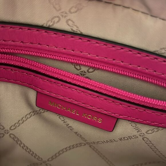 Michael Kors Jet Set Charm Medium Camera Bag in Wild Berry, NWT - Picture 7 of 9